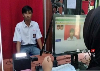 REKAM DATA: Seorang pelajar sedang melakukan perekaman foto kartu tanda penduduk elektronik (KeTP) di Dinas Kependudukan dan Catatan Sipil Kabupaten Batang. (Antara/Lingkarjateng.id)