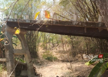 AMBRUK: Kondisi jembatan penghubung Desa Karangsono dan Desa Suru di Kabupaten Grobogoan sudah tujuh tahun rusak. (Istimewa/Lingkarjateng.id)
