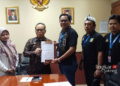 Judi dan Game Online Marak di Kalangan Pelajar, PGSI Demak Ngadu ke KPAI 29 FOTO BERSAMA: Ketua PGSI Kabupaten Demak Noor Salim saat melakukan pertemuan dengan KPAI, Senin, 23 Oktober 2023. (M. Burhanuddin Aslam/Lingkarjateng.id)