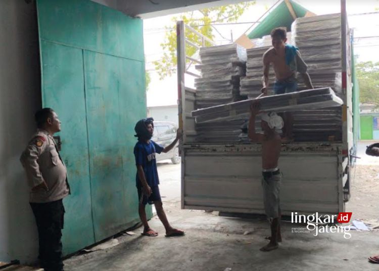 BONGKAR MUAT: Para pekerja tampak menurunkan kiriman bilik suara pemilu untuk disimpan di gudang KPU Blora. (Dok. KPU Blora/Lingkarjateng.id)