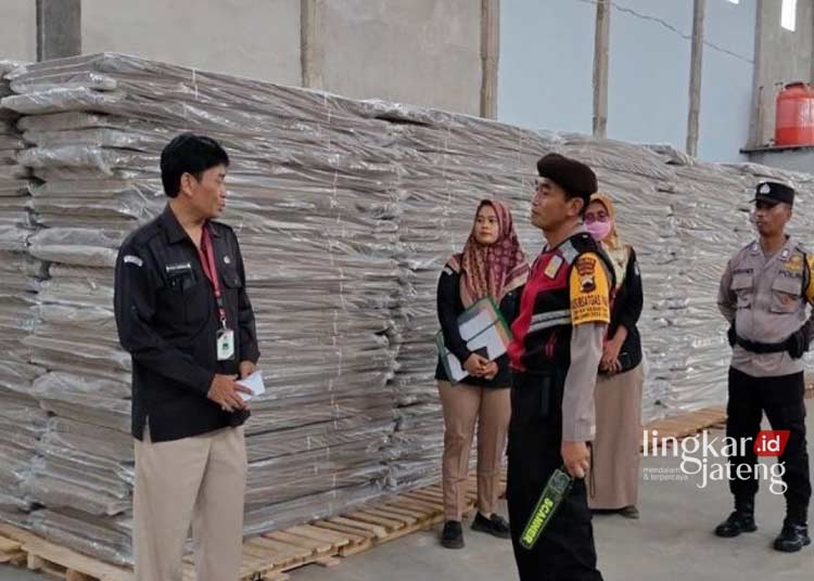 KPU Temukan Puluhan Kotak Suara Pemilu 2024 di Batang Rusak 25 PENGAMANAN: Polres Batang bersama KPU Batang sedang melakukan penjagaan logistik Pemilu 2024 di Batang, pada Rabu, 25 Oktober 2023. (Antara/Lingkarjateng.id)