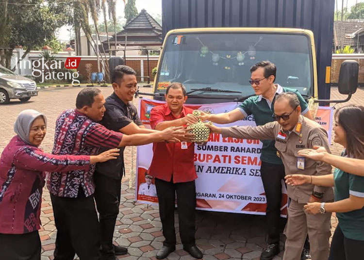 BAHAGIA: Bupati Semarang, Ngesti Nugraha didampingi juga oleh Kepala Dinas Pertanian, Perikanan, dan Pangan (Dispertanikap) Kabupaten Semarang, Moh Edy Soekarno, dan jajaran pengurus dari PT Sumber Rahardja Makmur melepas truk pengangkut 1,5 ton vanili untuk diekspor ke Amerika Serikat, Selasa, 24 Oktober 2023. (Hesty Imaniar/Lingkarjateng.id)