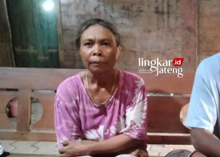 Kaget Nama Suami Dicatut Jadi Peminjam KUR BNI Blora, Istri Tiba-Tiba Pingsan 25 Salah satu keluarga petani Desa Kutukan, Kecamatan Randublatung, Kabupaten Blora, Pujiem, yang nama suaminya tercatut sebagai peminjam KUR BNI Blora. (Hanafi/Lingkarjateng.id)