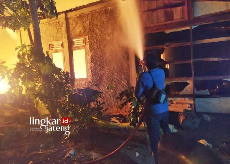 MEMADAMKAN API: Petugas pemadam kebakaran memadamkan api di rumah warga Desa Kropak, Kecamatan Wirosari, Kabupaten Grobogan terbakar pada Minggu, 15 Oktober 2023 sekira jam 01.00 WIB. (Dok. Damkar Grobogan/Lingkarjateng.id)