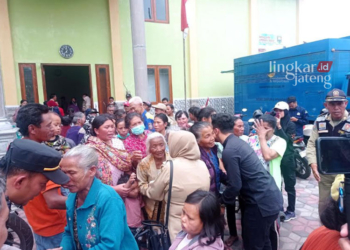 Para pengungsi korban kebakaran Gunung Merbabu mulai dipulangkan ke rumah masing-masing, Senin, 30 Oktober 2023. (Hesty Imaniar/Lingkarjateng.id)