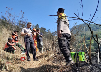 TERBAKAR: Sejumlah petugas gabungan dari Polsek Bandunga, BPBD, Dinas Poldam Kabupaten Semarang, relawan, dan warga setempat melakukan pengecekan untuk memastikan api sudah betul-betul padam pada Jumat, 13 Oktober 2023. (Hesty Imaniar/Lingkarjateng.id)