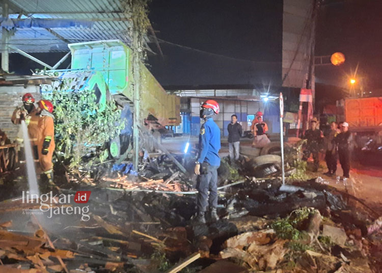 BERJIBAKU: Sejumlah petugas dari Dinas Satpol PP dan Damkar (Poldam) Kabupaten Semarang melakukan pemadaman di lokasi kebakaran di sebuah rumah industri mabel yang ada di Lingkungan Lemah Abang RT 03 RW 05, Kelurahan Karangjati, Kecamatan Bergas, Kabupaten Semarang pada Kamis malam, 5 Oktober 2023 yang terbakar. (Humas Polres Semarang/Lingkarjateng.id)