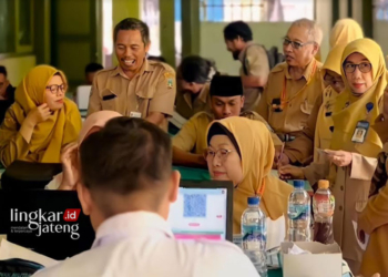 Kebut Perekaman KTP Digital, Dindukcapil Rembang Rutin Sambangi Instansi Vertikal hingga Sekolah 30 RAMAI KUNJUNGAN: Dindukcapil Rembang saat merekam IKD di SMPN 5 Rembang beberapa waktu lalu. (R.Teguh Wibowo/Lingkarjateng.id)