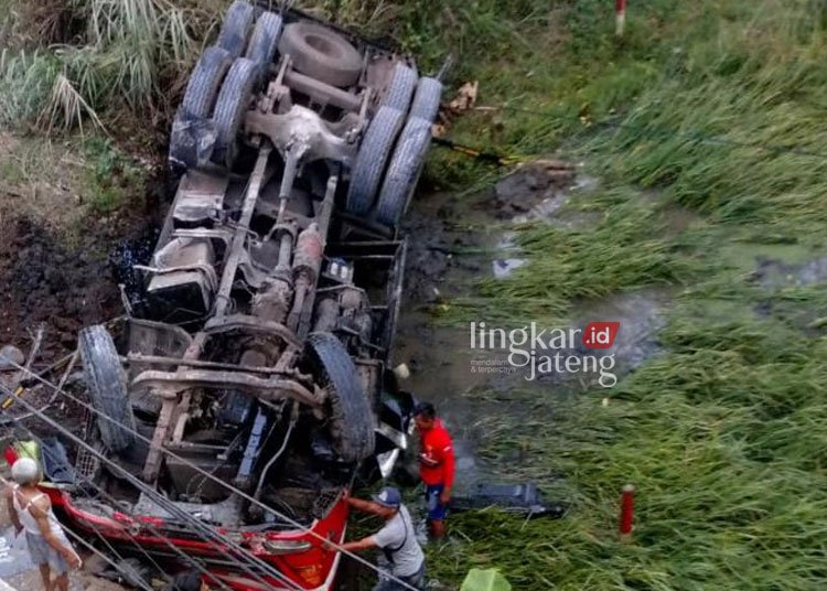 TERJUN: Kondisi truk tangki dalam posisi terbalik usai mengalami kecelakaan akibat rem blong di Jalan Raya Jambu-Pringsurat, Desa Gemawang, Kecamatan Jambu, atau perbatasan antara Kabupaten Semarang dan Temanggung pada Minggu petang, 22 Oktober 2023. (Dok. Humas Polres Semarang/Lingkarjateng.id)