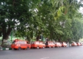 BERDERET: Sejumlah angkutan umum (angkot) yang sedang menunggu penumpang di depan SMP N 4 Pati, pada Rabu, 11 Oktober 2023. (Setyo Nugroho/Lingkarjateng.id)