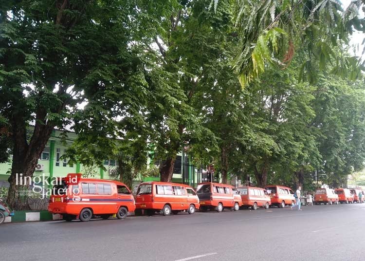 Kejayaan makin Tergerus, Angkot di Pati Kini hanya Diminati Pelajar dan Pedagang 25 BERDERET: Sejumlah angkutan umum (angkot) yang sedang menunggu penumpang di depan SMP N 4 Pati, pada Rabu, 11 Oktober 2023. (Setyo Nugroho/Lingkarjateng.id)