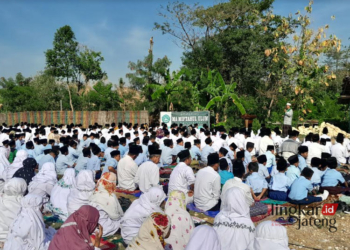 BERMUNAJAT: Ribuan siswa Madrasah Miftahul Ulum menunaikan sholat Istisqa di Desa Trimulyo, Kecamatan Kayen, Kabupaten Pati, belum lama ini. (Mutia Parasti/Lingkarjateng.id)