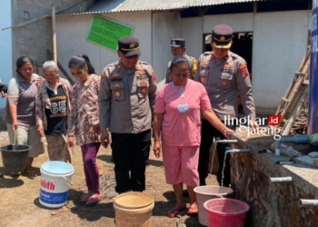 DROPING AIR: Sejumlah warga Dusun Sugih Waras, Kelurahan Randuacir, Kecamatan Argomulyo, Kota Salatiga antre air bersih bantuan dari Polres Salatiga pada Rabu, 4 Oktober 2023. (Humas Polres Salatiga/Lingkarjateng.id)
