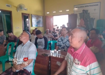 AUDIENSI: Puluhan warga Desa Serutsadang, Kecamatan Winong, Kabupaten Pati audiensi di balai desa menuntut penutupan kandang ayam pada Kamis, 5 Oktober 2023. (Arif Febriyanto/Lingkarjateng.id)
