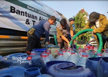 DROPPING AIR BERSIH: Warga Kabupaten Kudus yang terdampak kekeringan saat sedang mengambil bantuan air bersih belum lama ini. (Nisa Hafizhotus Syarifa/Lingkarjateng.id)