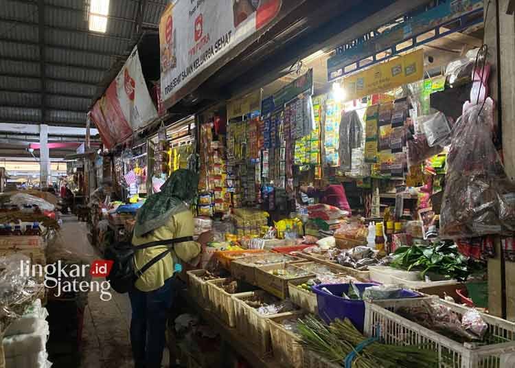 MELAYANI: Salah satu pedagang sedang melayani pembeli di Pasar Tradisional Bitingan, Desa Ploso, Kecamatan Jati, Kabupaten Kudus. (Ihza Fajar/Lingkarjateng.id)