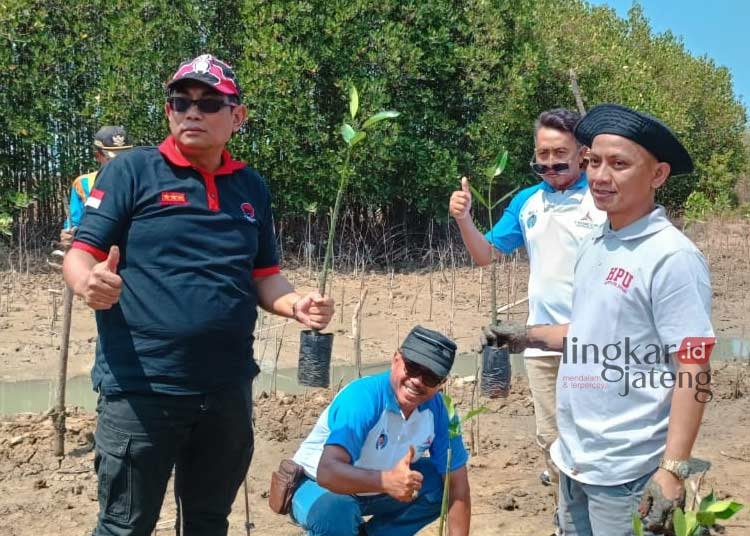 Ketua DPC PDIP Jepara Harap Partisipasi Masyarakat Meningkat pada Pemilu 2024 25 TANAM POHON: Ketua DPC PDI Perjuangan Kabupaten Jepara, Andang Wahyu Triyanto (baju hitam) saat mengikuti kegiatan penanaman mangrove di pesisir Pantai Desa Tanjung Tlare, Kecamatan Kedung, Kabupaten Jepara, pada Minggu, 8 Oktober 2023. (Tomi Budianto/Lingkarjateng.id)