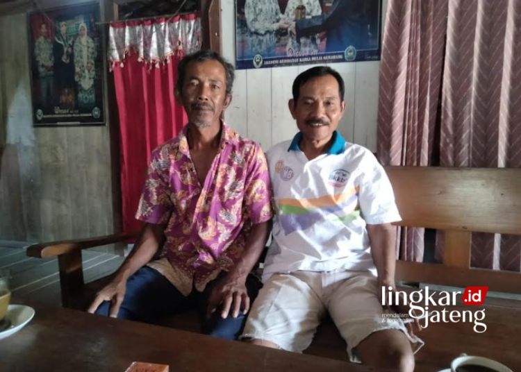 Ketua Kelompok Tani Bedangcici, Legiman (kanan) bersama anggotanya yang dilibatkan dalam program petani khusus, Sakib (kiri). (Hanafi/Lingkarjateng.id)