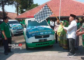 SIMBOLIS: Pemberangkatan kirab koin INUK dalam rangka memperingati Hari Santri Nasional 2023 pada Kamis, 26 Oktober 2023. (Ihza Fajar/Lingkarjateng.id)