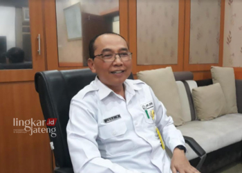 MENERANGKAN: Kepala BPN Pati, Jaka Pramono saat dimintai keterangan wartawan, Jumat, 27 Oktober 2023. (Arif Febriyanto/Lingkarjateng.id)
