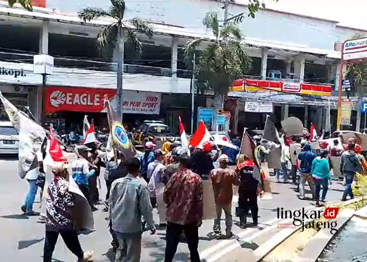 DEMO: Massa Ormas Mantra longmarch dari Alun-Alun menuju Kantor BKPP menuntut keadilan rekrutmen PPPK pada Senin, 9 Oktober 2023. (Arif Febriyanto/Lingkarjateng.id)