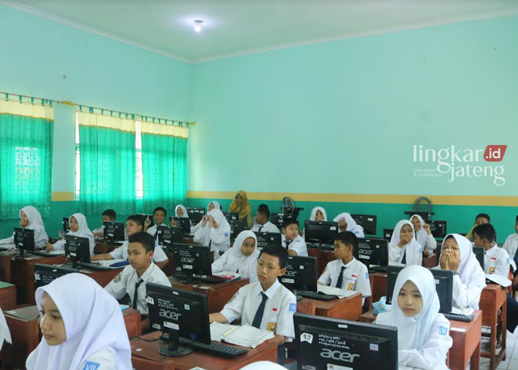 FOKUS: Siswa mengikuti pembelajaran menggunakan sarana dan prasarana di Laboratorium Komputer SMP Negeri 4 Pati, beberapa waktu lalu. (Setyo Nugroho/Lingkarjateng.id)