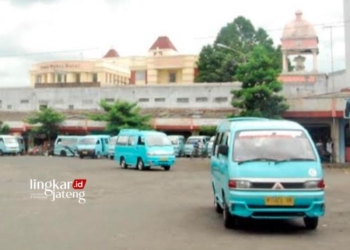 POTRET: Sejumlah angkot tampak ngetem di kawasan Terminal Tamansari, Kota Salatiga pada Sabtu, 21 Oktober 2023. (Angga Rosa/Lingkarjateng.id)