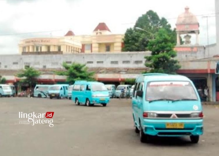 Lalu Lintas Semrawut, Pemkot Salatiga Didesak Revitalisasi Terminal Tamansari 25 POTRET: Sejumlah angkot tampak ngetem di kawasan Terminal Tamansari, Kota Salatiga pada Sabtu, 21 Oktober 2023. (Angga Rosa/Lingkarjateng.id)