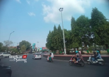 POTRET: Tampak lampu sorot di Kawasan Alun-Alun Kudus yang akan diperbaiki pada November 2023. (Ihza Fajar/Lingkarjateng.id)