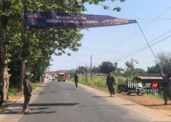 PENERTIBAN: Petugas Satuan Polisi Pamong Praja (Satpol PP) Kabupaten Batang sedang melakukan penertiban alat peraga yang melintang di tengah jalan. (Antara/Lingkarjateng.id)