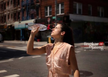 ILUSTRASI: Perempuan yang berkeringat. (Freepik/Lingkarjateng.id)