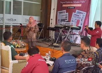 SAMBUTAN: Wakil Direktur Utama Lingkar Media Group, Henny Susilowati menyampaikan sambutan pembukaan dan peresmian Kantor Lingkar Media Group biro Semarang Raya di Kendal pada Selasa, 31 Oktober 2023. (Arvian Maulana/Lingkarjateng.id)