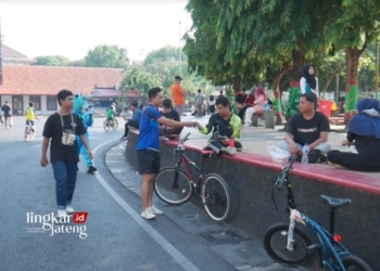 IKHTIAR: Supporter Persiku Kudus, Macan Muria (SMM), melakukan aksi galang dana untuk Persiku saat car free day (CFD) Kudus, baru-baru ini. (Ihza Fajar/Lingkarjateng.id)