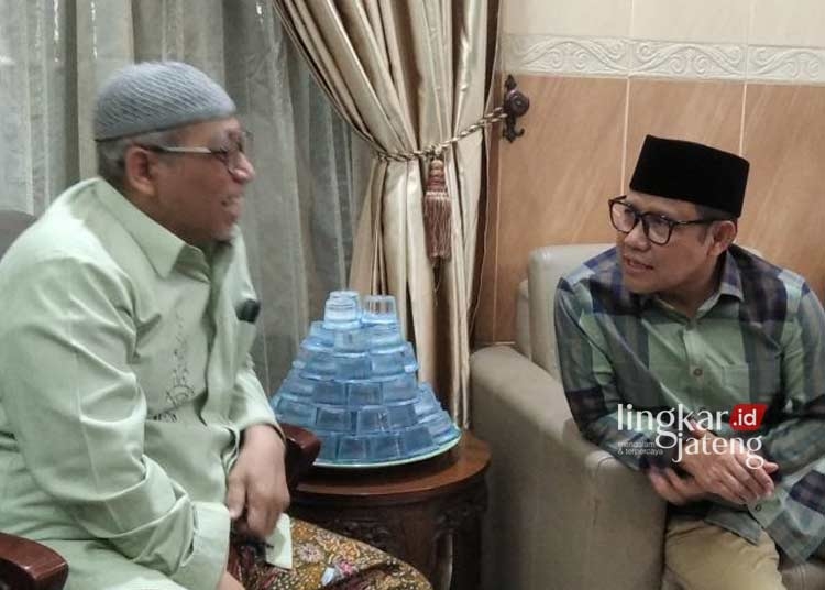 SILATURAHMI: Bakal cawapres Abdul Muhaimin Iskandar (peci hitam) saat berbincang dengan Kiai Haji M. Ulil Albab Arwani, pengasuh Pondok Pesantren Tahfidh Yanbu’ul Qur’an Kudus, pada Senin, 2 Oktober 2023. (Antara/Lingkarjateng.id)