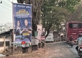 POTRET: Salah satu baliho bacaleg yang terpasang di pinggir jalan. (Miftahus Salam/Lingkarjateng.id)