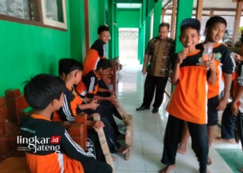 Marak Kasus Bullying di Lingkungan Pendidikan, Sekolah di Blora Bentuk TPPK 32 BERCANDA: Sejumlah siswa SMPN 1 Randublatung, Kecamatan Randublatung, Kabupaten Blora tampak sedang bergurau satu sama lain. (Hanafi/Lingkarjateng.id)
