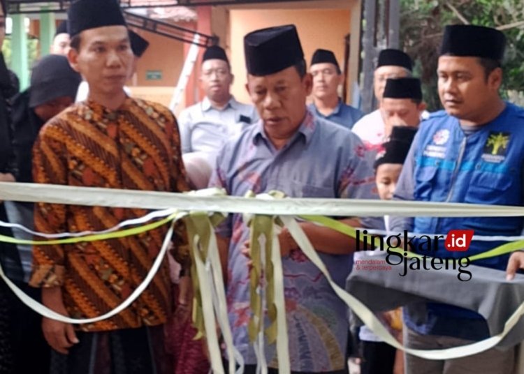 MERESMIKAN: Mbah Urip Caleg PKB DPRD Provinsi Jawa Tengah Nomor Urut 7 (tengah) meresmikan TPQ As Syuhada di Desa Pasekaran, Kecamatan Batang, Kabupaten Batang. (Muslichul Basid/Lingkarjateng.id)