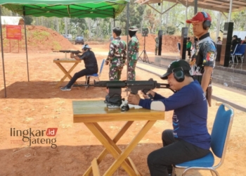 MEMBIDIK: Mbah Urip membidik sasaran dalam kejuaran menembak di lapangan tembak Kodim 0763/Batang. (Muslichul Basid/Lingkarjateng.id)