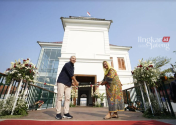 SIMBOLIS: Wali Kota Semarang Hevearita Gunaryanti Rahayu (kanan) bersama Direktur Utama PT Perusahaan Gas Negara (PGN) TBK meresmikan pemugaran Menara Syahbandar, Kamis, 26 Oktober 2023. (Rizky Syahrul Al-Fath/Lingkarjateng.id)