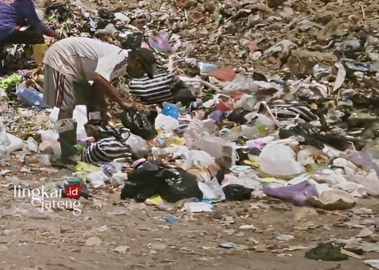 MEMBLUDAK: Sejumlah pemulung mengais sampah di TPA Ngembak, Kecamatan Purwodadi, Kabupaten Grobogan, baru-baru ini. (Dok. Pribadi for Lingkar/Lingkarjateng.id)