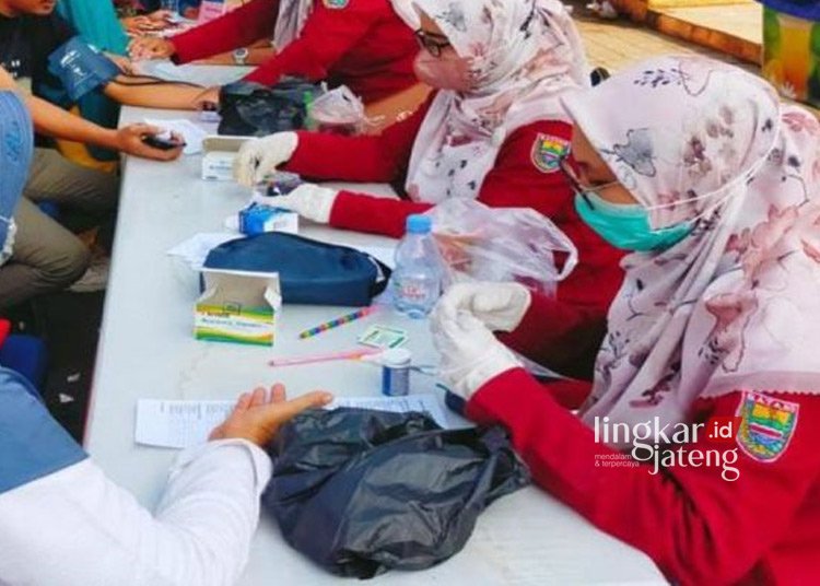 MEMERIKSA: Petugas Dinas Kesehatan (Dinkes) Kabupaten Batang sedang melakukan pengecekan kondisi kesehatan warga di Batang, pada Jumat, 13 Oktober 2023. (Antara/Lingkarjateng.id)