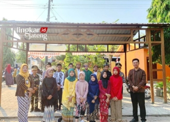 FOTO BERSAMA: Guru dan siswa SD Negeri Rogomulyo 01, Kecamatan Kayen, Kabupaten Pati mengekspresikan cinta budaya local dengan memakai pakaian adat. (Dok. SD Negeri Rogomulyo 01/Lingkarjateng.id)