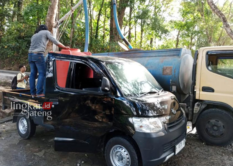 MENINGKAT TAJAM: Warga saat mengambil air dari Umbul Senjoyo Desa Tegalwaton, Kecamatan Tengaran, Kabupaten Semarang, Minggu, 8 Oktober 2023. (Hesty Imaniar/Lingkarjateng.id)