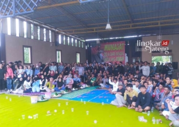 FOTO BERSAMA: Sekelompok Milenial Kendal foto bersama dalam acara Munajat Doa dari Kendal untuk Mas Gibran. (Unggul Priambodo/Lingkarjateng.id)