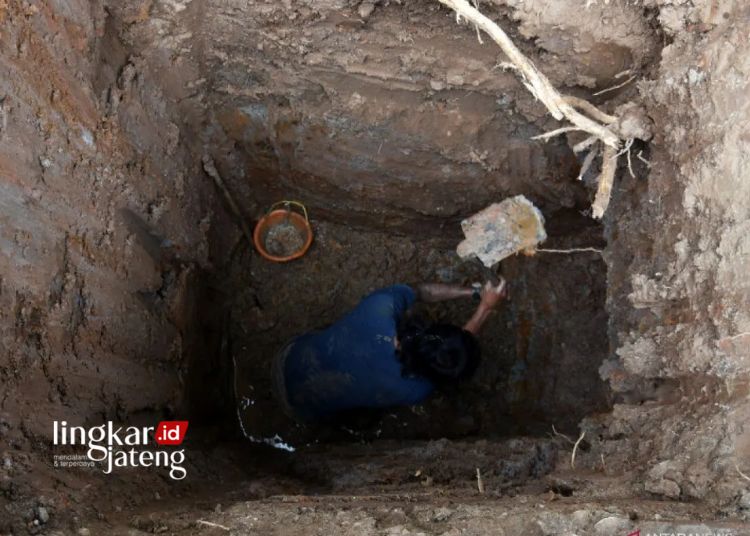 BEKERJA: Pekerja menyelesaikan pembuatan sumur resapan di kawasan Tebet, Jakarta. (Antara/Lingkarjateng.id)