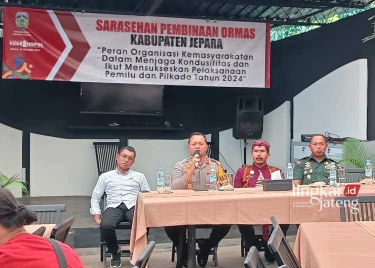 Ormas Diminta Ikut Jaga Situasi Kondusif saat Pemilu 2024 di Jepara 25 BERI ARAHAN: Kapolres Jepara AKBP Wahyu Nugroho Setyawan (pegang mikrofon) memberikan arahan acara Sarasehan Pembinaan Ormas Kabupaten Jepara. (Tomi Budianto/Lingkarjateng.id)