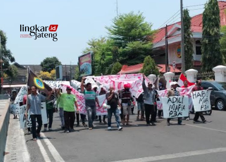 DEMO: Ormas Mantra demo menuntut Pemkab Pati membuka formasi PPPK THL teknis pada Senin, 9 Oktober 2023. (Arif Febriyanto/Lingkarjateng.id)