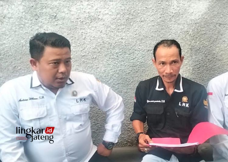 KONFERENSI PERS: Kuasa hukum salah satu peserta seleksi perades Kudus, Andrias Wibowo (kanan) saat ditemui usai persidangan di Pengadilan Negeri Kudus pada Kamis, 5 Oktober 2023. (Ihza Fajar/Lingkarjateng.id)