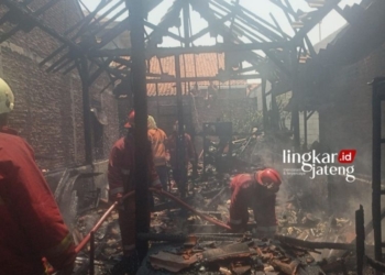 HANGUS: Petugas Damkar Kendal saat melakukan pemadaman di rumah milik warga Dukuh Gayaman RT 2 RW 2 Desa Mororejo, Kecamatan Kaliwungu, Kabupaten Kendal. (Dok. Pribadi/Lingkarjateng.id)