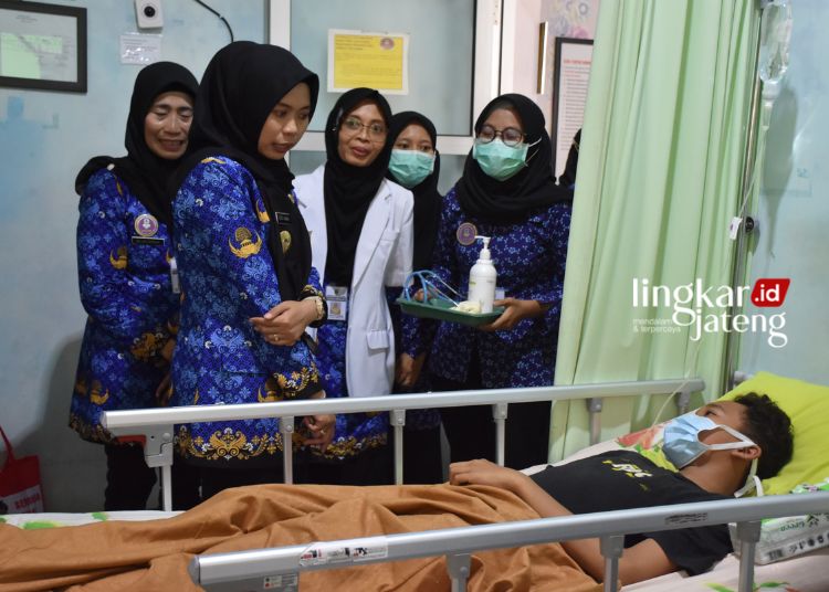 JENGUK: Bupati Demak Eisti’anah saat menjenguk pasien di Puskesmas Wonosalam baru baru ini. (M Burhanuddin Aslam/Lingkarjateng.id)